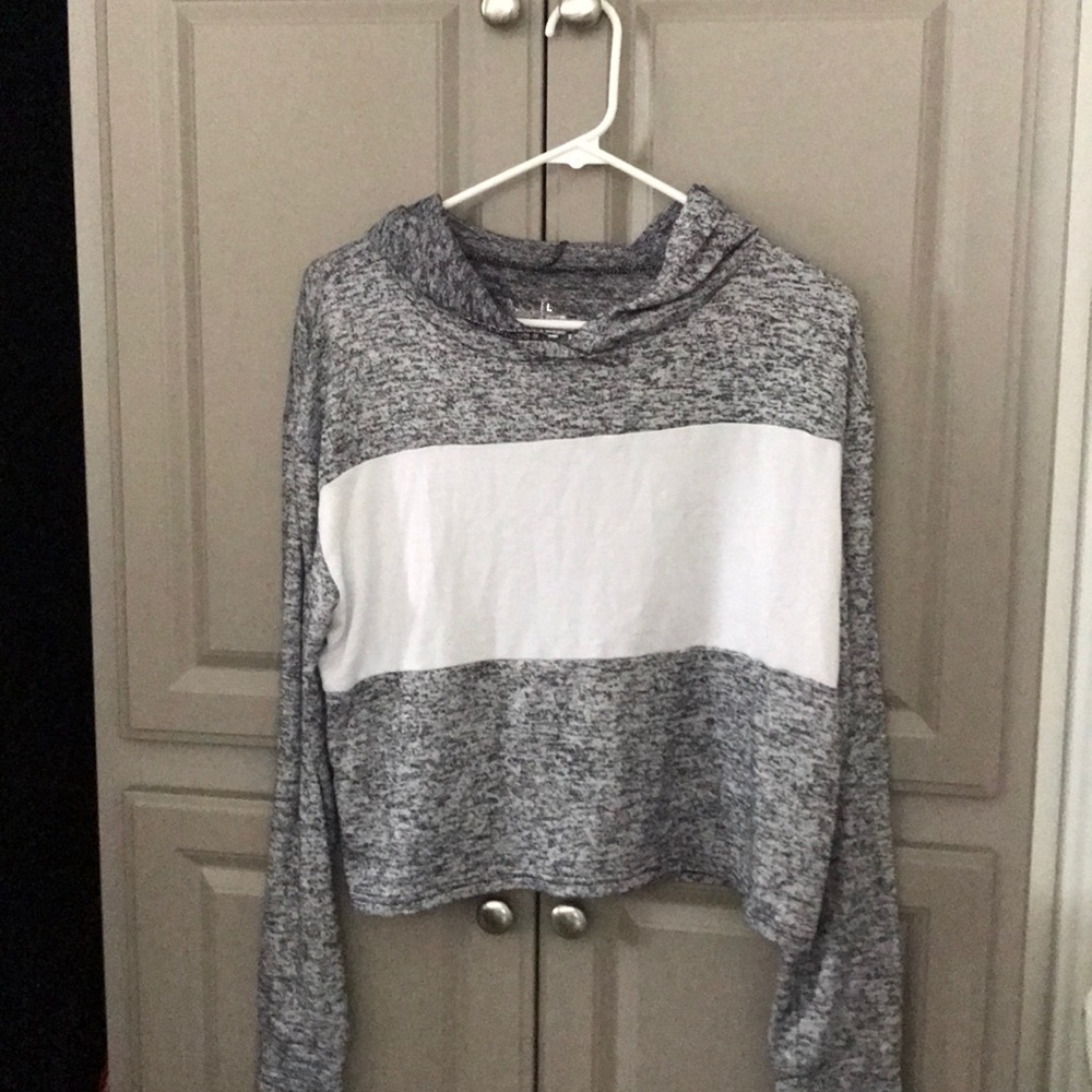 Cropped, light shirt with a hood